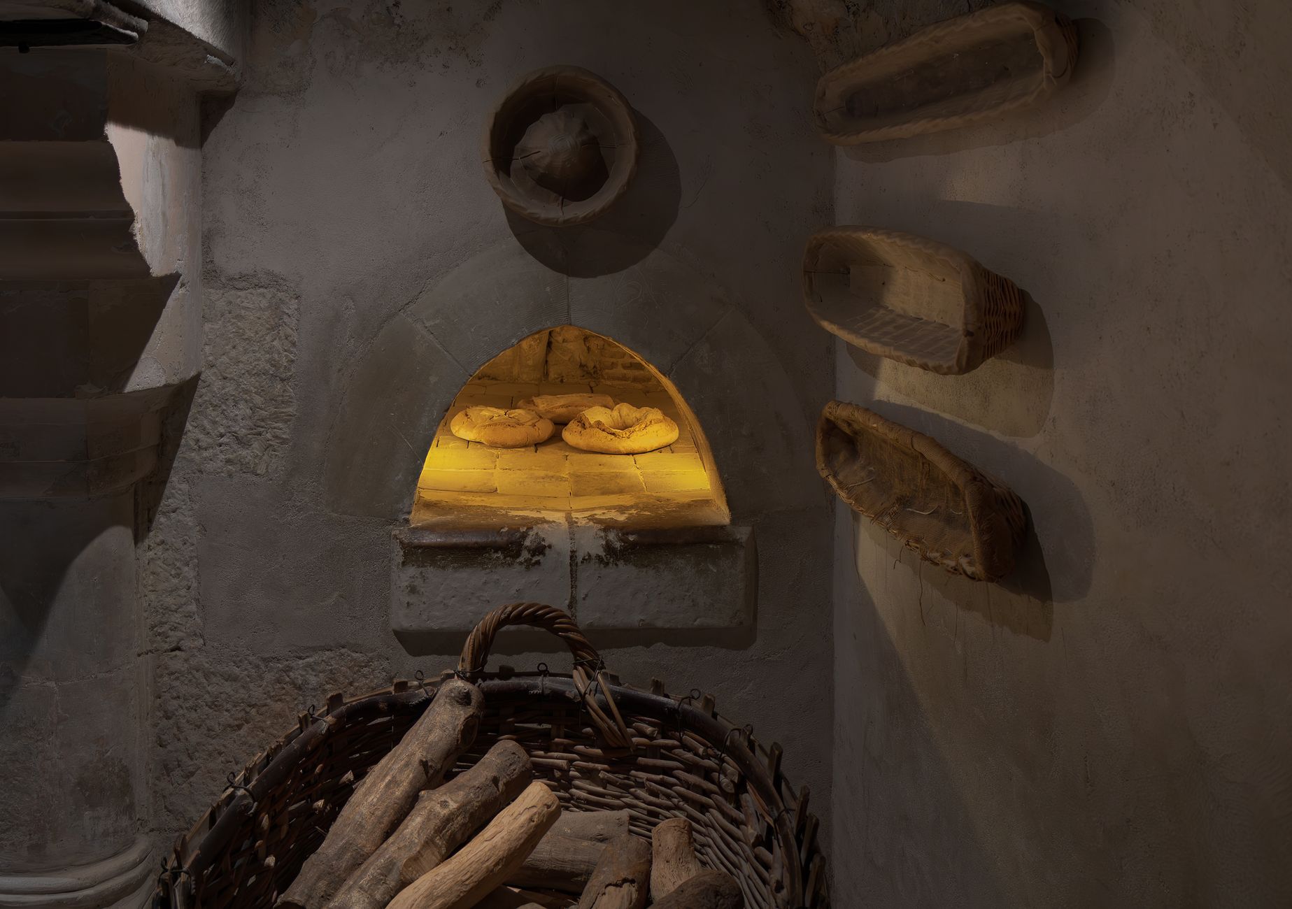 Brot im warmen Steinofen während des Backens