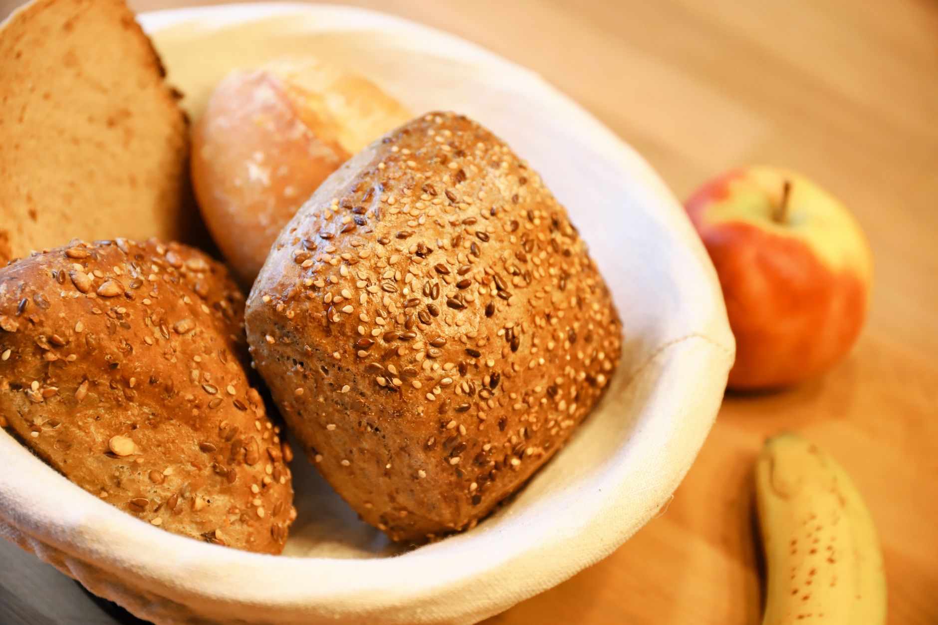 Frische Vollkorn- und Mehrkornbrötchen in einem Korb